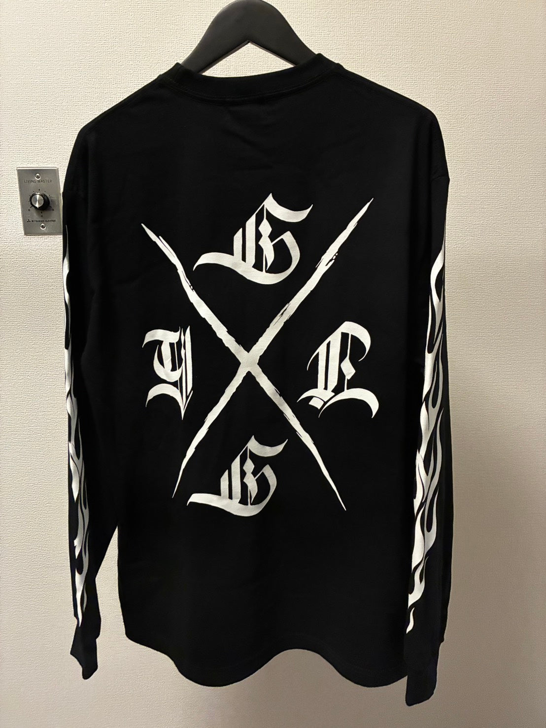◆11月中頃〜12月初旬納品プレオーダー◆L/S TEE GYLG FIRE&X-LOGO〈BK×WH〉